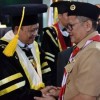Pj Sekda Kuningan saat mengucapkan selamat kepada guru besar Uniku yang baru dikukuhkan.